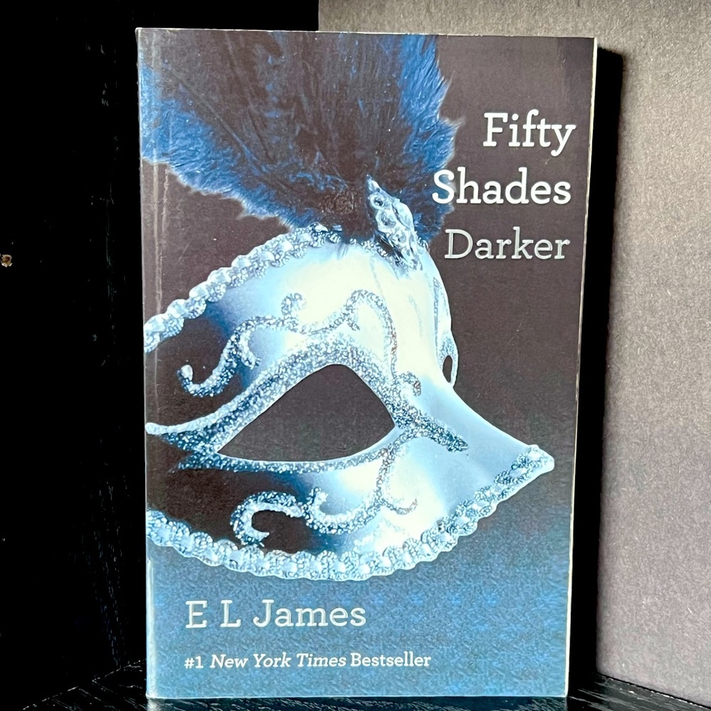 ❗️5/$10 - Fifty Shades Darker - #2 in series